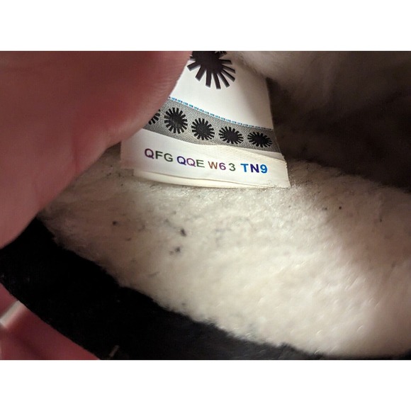 UGG Scuff Logo Black Red Suede Sheepskin Slip On Round Toe Slippers Men’s Size 9 - Picture 9 of 9